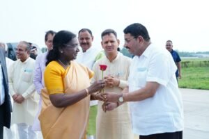 राष्ट्रपति महोदय का स्वागत करते रायपुर विधायक उमेश शर्मा काऊ।