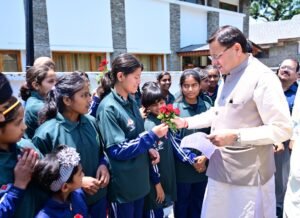 मुख्यमंत्री जी का स्वागत करते कार्यक्रम में मौजूद स्कूली बच्चे।